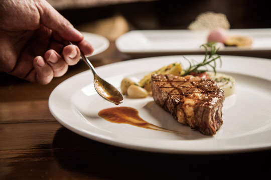 임피리얼 팰리스 서울의 이탈리안 레스토랑 베로나가 유럽 청정지역으로 각광받는 이탈리아 아브루초(Abruzzo) 지역 특선 요리를 12월 31일까지 선보인다. 이탈리아 중부에 위치한 아브루초 주는 해안선을 따라 양질의 포도 재배지가 집중되어 있으며 정통 식문화를 보전하고 있는 미식의 고장이다. 예약 02)3440-8135, 임피리얼 팰리스 서울 제공